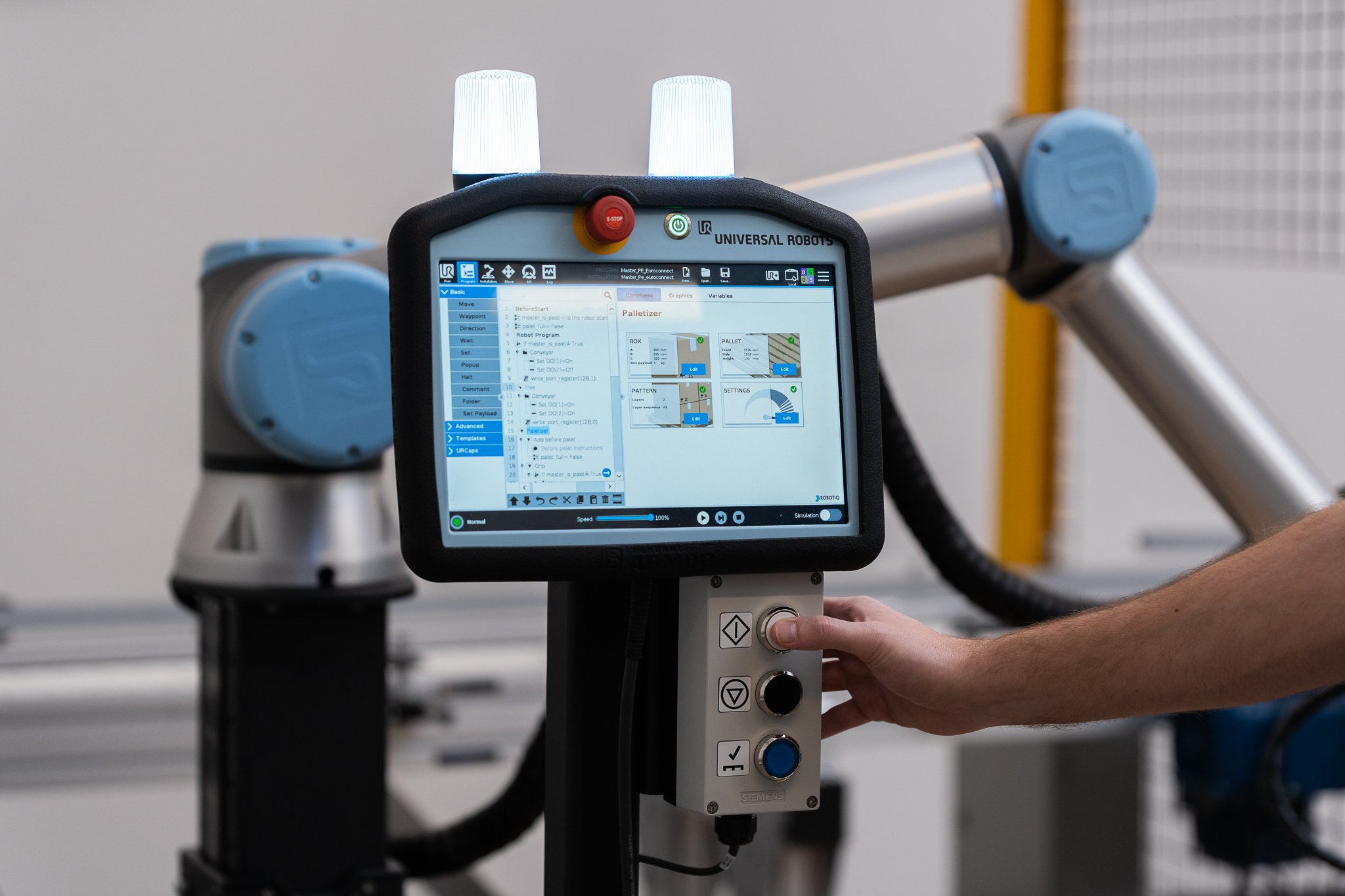 Automated Palletizing Solutions with Robotic Palletizers - Robotiq