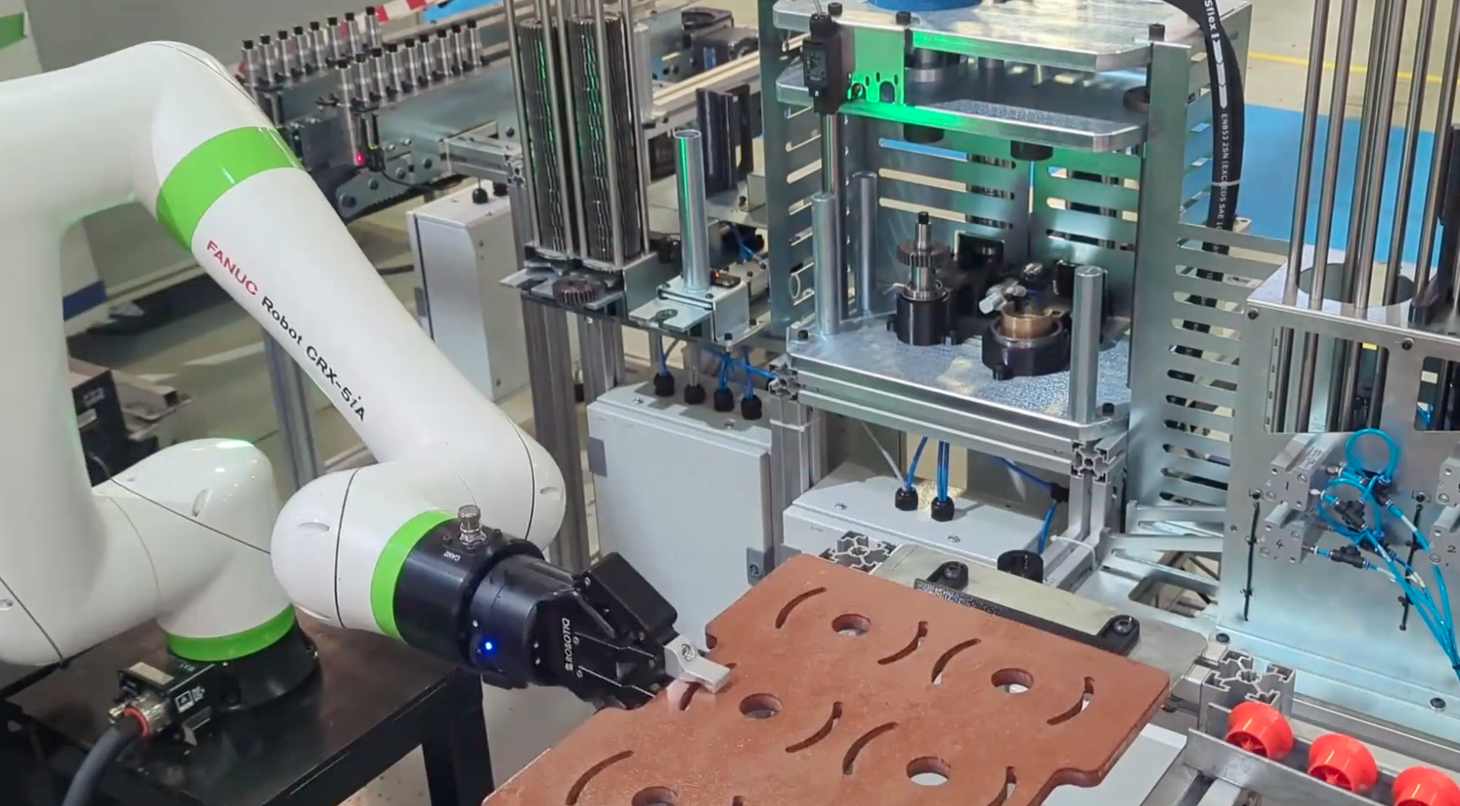 Robotiq Adaptive Gripper on FANUC robot in production